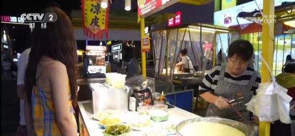 地方特色美食火爆 “舌尖上的文旅”激發(fā)各地暑期消費熱潮