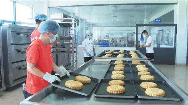 屯昌月餅廠生產(chǎn)加工車間。(屯昌融媒體中心供圖)