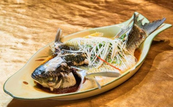 蒸魚時(shí)，只要多加這關(guān)鍵一步！不僅魚肉超級(jí)嫩，而且沒有一點(diǎn)腥味