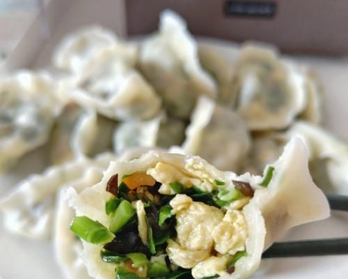 水晶韭菜鸡蛋饺子的制作方法（如何制作美味健康的水晶韭菜鸡蛋饺子）