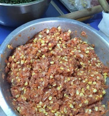 美味健康的玉米胡蘿卜豬肉餃子（用新鮮食材制作的佳肴，一次品嘗不夠?。?></p> <p><strong>健康營(yíng)養(yǎng)</strong></p> <p>玉米和胡蘿卜含有豐富的維生素和礦物質(zhì)，有助于增強(qiáng)人體免疫力。豬肉含有豐富的蛋白質(zhì)和鐵元素，能夠滿(mǎn)足人體日常需要。</p> <p><strong>多種口味</strong></p> <p>制作餃子時(shí)可以根據(jù)自己的口味加入不同的調(diào)料和香料，比如花椒粉、孜然粉等，味道更加美妙。</p> <p><strong>美食搭配</strong></p> <p>將煮好的餃子配上一些醬料和蒜泥，口感更加鮮美。也可以將餃子炸一下，成為美味的炸餃子。</p> <p><strong>豐富變化</strong></p> <p>玉米胡蘿卜豬肉餃子不僅僅可以做成水餃，還可以做成餛飩、煎餃等各種變化，口感豐富。</p> <p><strong>妙招分享</strong></p> <p>在制作餃子時(shí)，如果覺(jué)得餃子過(guò)于干燥，可以在和面時(shí)加入少量的水，面團(tuán)更加柔軟。</p> <p><strong>保存方法</strong></p> <p>煮好的餃子可以放入冰箱中冷藏，或者放入密封袋中放入冰箱冷凍，方便日后食用。</p> <p><strong>快手菜肴</strong></p> <p>玉米胡蘿卜豬肉餃子的制作并不需要太長(zhǎng)時(shí)間，適合作為快手菜肴。</p> <p><strong>節(jié)省成本</strong></p> <p>自己制作餃子比外面買(mǎi)要便宜很多，而且自己制作的餃子營(yíng)養(yǎng)更加豐富、更加健康。</p> <p><strong>親子互動(dòng)</strong></p> <p>在制作餃子時(shí)，可以邀請(qǐng)家人一起動(dòng)手，增加親子互動(dòng)的樂(lè)趣。</p> <p>玉米胡蘿卜豬肉餃子是一道美味又健康的食品，制作方法簡(jiǎn)單，口感豐富。在制作餃子時(shí)，可以根據(jù)自己的口味和需求進(jìn)行調(diào)整和變化，帶來(lái)更多驚喜的味道。</p><p>版權(quán)聲明：本文內(nèi)容由互聯(lián)網(wǎng)用戶(hù)自發(fā)貢獻(xiàn)，該文觀點(diǎn)僅代表作者本人。本站僅提供信息存儲(chǔ)空間服務(wù)，不擁有所有權(quán)，不承擔(dān)相關(guān)法律責(zé)任。如發(fā)現(xiàn)本站有涉嫌抄襲侵權(quán)/違法違規(guī)的內(nèi)容， 請(qǐng)發(fā)送郵件至 3561739510@qq.com 舉報(bào)，一經(jīng)查實(shí)，本站將立刻刪除。</p><p style=