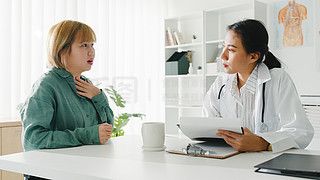 醫(yī)生咨詢病人喉嚨痛