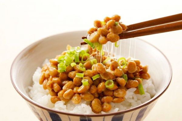 用香蔥當(dāng)佐料的納豆