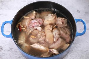 黃花菜蟲草花燉雞湯的做法 步驟4