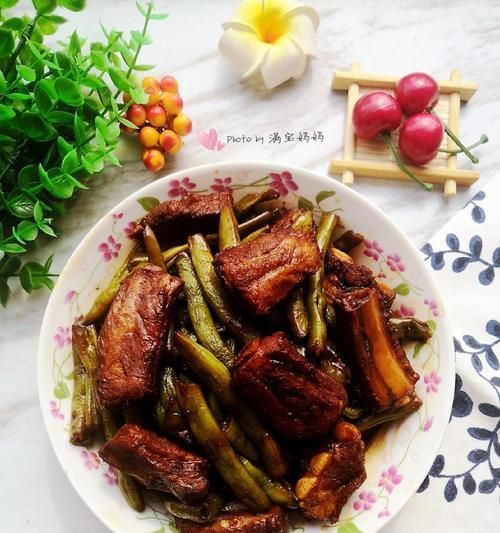 豬骨燉豆角土豆的家常做法（營(yíng)養(yǎng)豐富，健康美味的秋季家常菜）