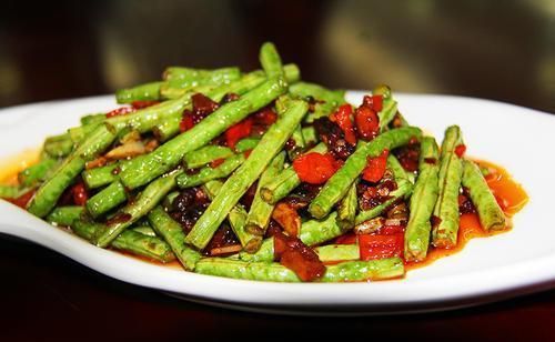 分享三道家常小炒菜，黃花菜拌黃瓜、老干媽炒豇豆和麻醬豇豆！