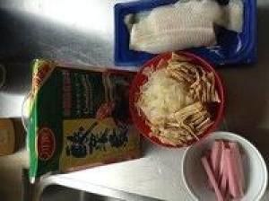 简版酸菜鱼(加了银耳,黄花菜和自制泡菜)的做法步骤 第1步