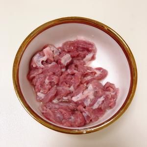 香辣脆嫩的炒黃花菜的做法 步驟2