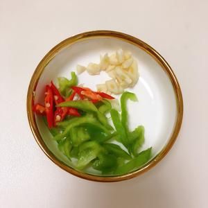 香辣脆嫩的炒黃花菜的做法 步驟3