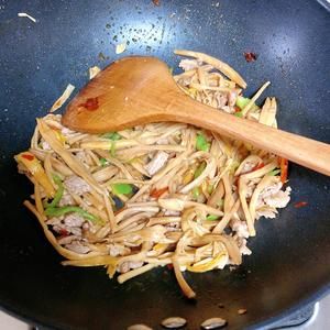 香辣脆嫩的炒黃花菜的做法 步驟6