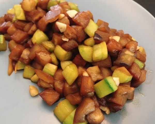 【跟我做不會(huì)錯(cuò)】無鹽黃瓜炒茄子，新手一學(xué)就會(huì)，能吃出肉味兒哦！的做法