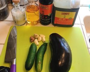【跟我做不會(huì)錯(cuò)】無鹽黃瓜炒茄子，新手一學(xué)就會(huì)，能吃出肉味兒哦！的做法 步驟1