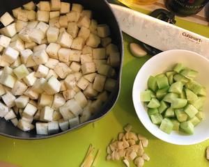 【跟我做不會(huì)錯(cuò)】無鹽黃瓜炒茄子，新手一學(xué)就會(huì)，能吃出肉味兒哦！的做法 步驟2