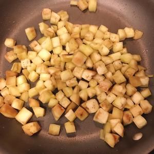 【跟我做不會(huì)錯(cuò)】無鹽黃瓜炒茄子，新手一學(xué)就會(huì)，能吃出肉味兒哦！的做法 步驟3