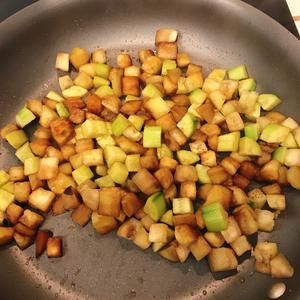 【跟我做不會(huì)錯(cuò)】無鹽黃瓜炒茄子，新手一學(xué)就會(huì)，能吃出肉味兒哦！的做法 步驟4