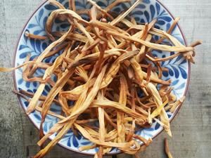 黃花菜山藥骨頭湯的做法 步驟1