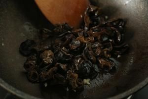 黑木耳炒黃花菜的做法 步驟6