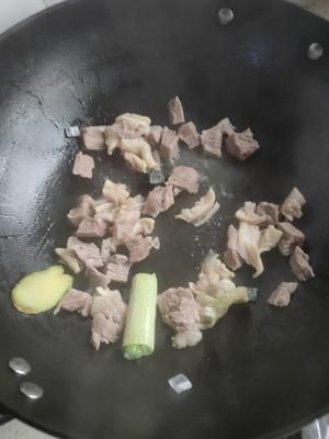 木耳黃花菜燉牛肉的做法 步驟2