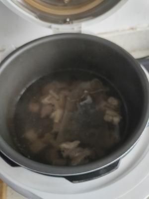 木耳黃花菜燉牛肉的做法 步驟1