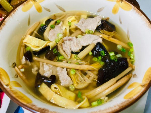 黃花菜木耳肉片湯的做法