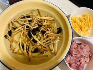 黃花菜木耳肉片湯的做法 步驟2