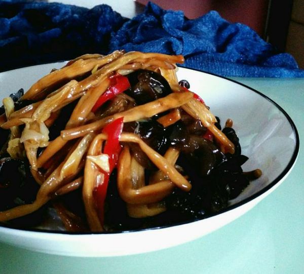 黃花菜炒黑木耳能養(yǎng)血駐顏，健腦抗衰的做法