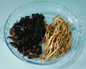 黃花菜炒黑木耳能養(yǎng)血駐顏，健腦抗衰的做法 步驟1