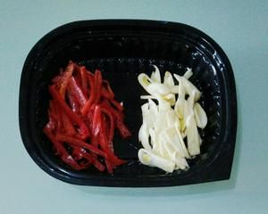 黃花菜炒黑木耳能養(yǎng)血駐顏，健腦抗衰的做法 步驟2