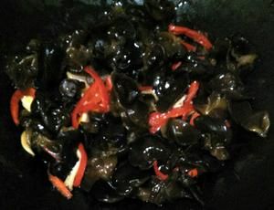 黃花菜炒黑木耳能養(yǎng)血駐顏，健腦抗衰的做法 步驟4