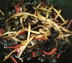 黃花菜炒黑木耳能養(yǎng)血駐顏，健腦抗衰的做法 步驟5
