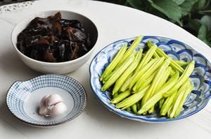 黄花菜拌木耳的做法 步骤1