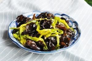 黄花菜拌木耳的做法 步骤5