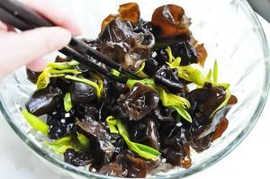 黄花菜拌木耳的做法 步骤4
