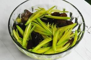 黄花菜拌木耳的做法 步骤3