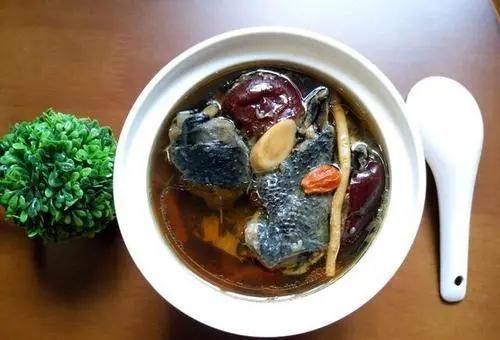 今日份媽媽優(yōu)選月子餐—黃花菜燉烏雞湯