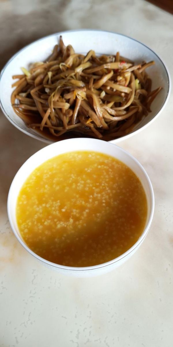 小米南瓜粥+涼拌黃花菜的做法