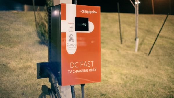 電動(dòng)汽車充電 Car charging