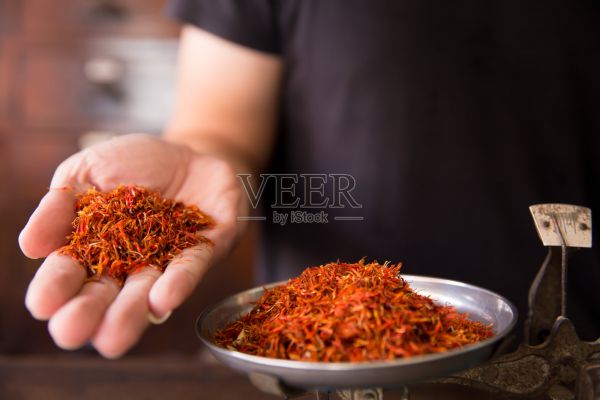 紅花用于減肥茶和健康的低脂烹飪油中草藥商店的背景照片攝影圖片
