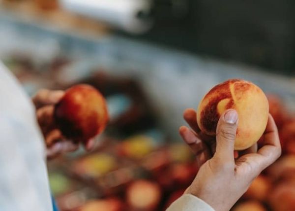 Un hombre con alimentos bajos en fibra