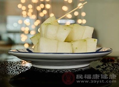 坐鍋點(diǎn)火倒入油，放入蔥煸出香味后加適量水