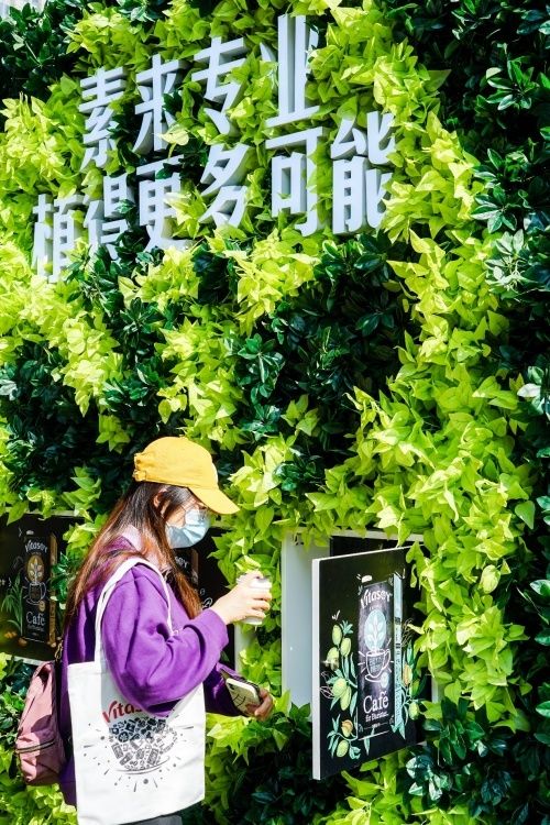 ▲圖2：消費(fèi)者在維他奶展區(qū)參與活動(dòng)，抽取盲盒