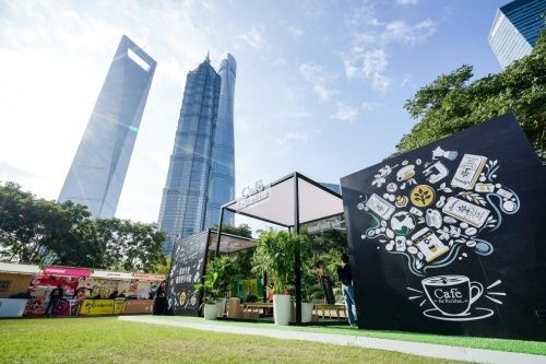 ▲圖1：精心設(shè)計(jì)的維他奶高顏“植”魔方造型展位搶眼奪目