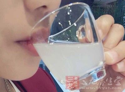 正常人體每天需要攝入2000毫升的水