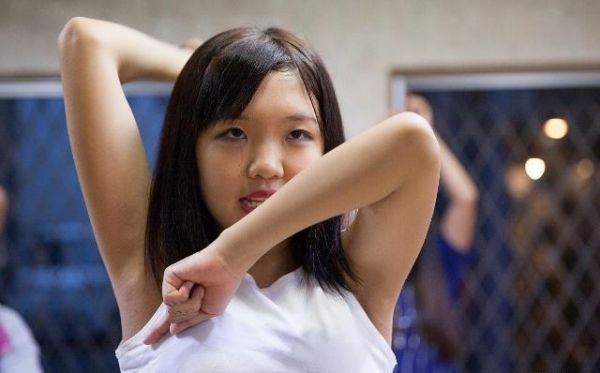 15歲女孩夾腿被媽媽批評，為何女孩總愛夾腿？家有女兒盡量了解下