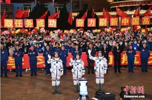 资料图：北京时间2021年10月15日，神舟十三号载人飞行任务航天员乘组出征仪式在酒泉卫星发射中心问天阁广场举行。图片来源：视觉中国