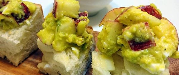 中式酪梨沙拉，健康美味的食物选择（以新鲜蔬果搭配创意调味，营养与口感兼备）