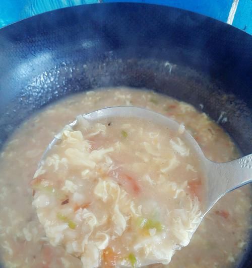 健康美味，營(yíng)養(yǎng)豐富的西紅柿雞蛋青菜湯（一道簡(jiǎn)單易學(xué)的家常菜）
