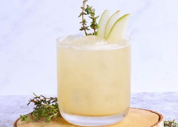 Un zumo de pera con hielo