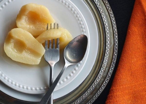 3 peras peladas y cortadas en un plato