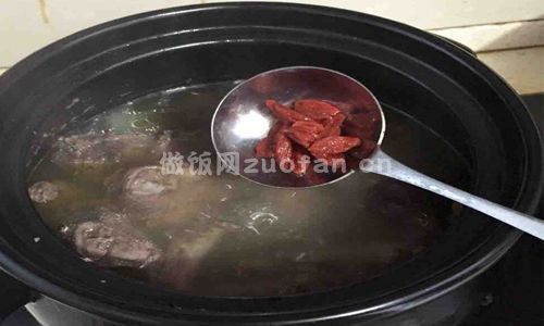 鴿子燉排骨湯步驟圖4